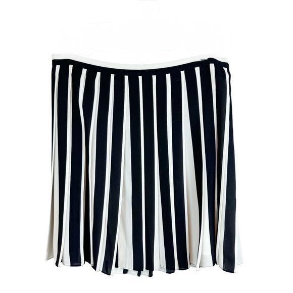 Vince Camuto | Black and White Eclipse Pleated Mini Skirt, 6 NWT - Picture 1 of 8